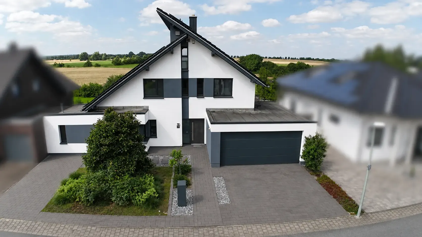 KfW-55-Familienhaus Hightech mit Loxone Smart Home, PV-Speicher und freiem Blick