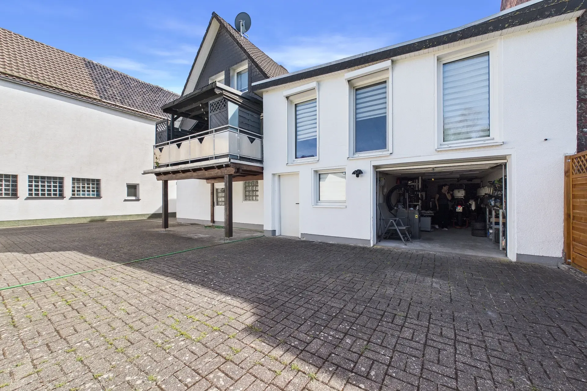 Wie ein Einfamilienhaus, viel Platz, geschützter Garten und Platz für Gewerbe – Foto 2