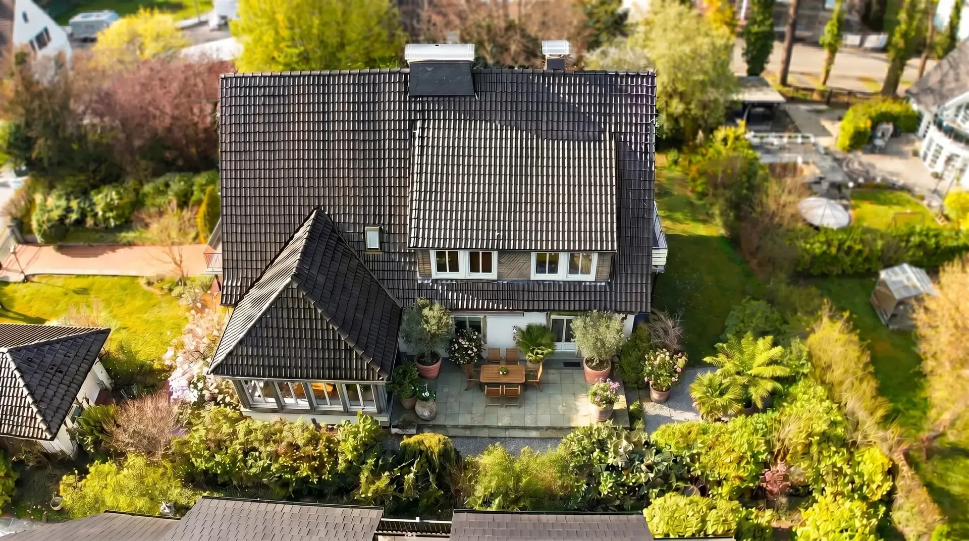 Versteckte Landhausvilla mit Parkgarten, Großzügigkeit und außergewöhnlichem Wohnambiente in ruhiger Lage – Foto 2