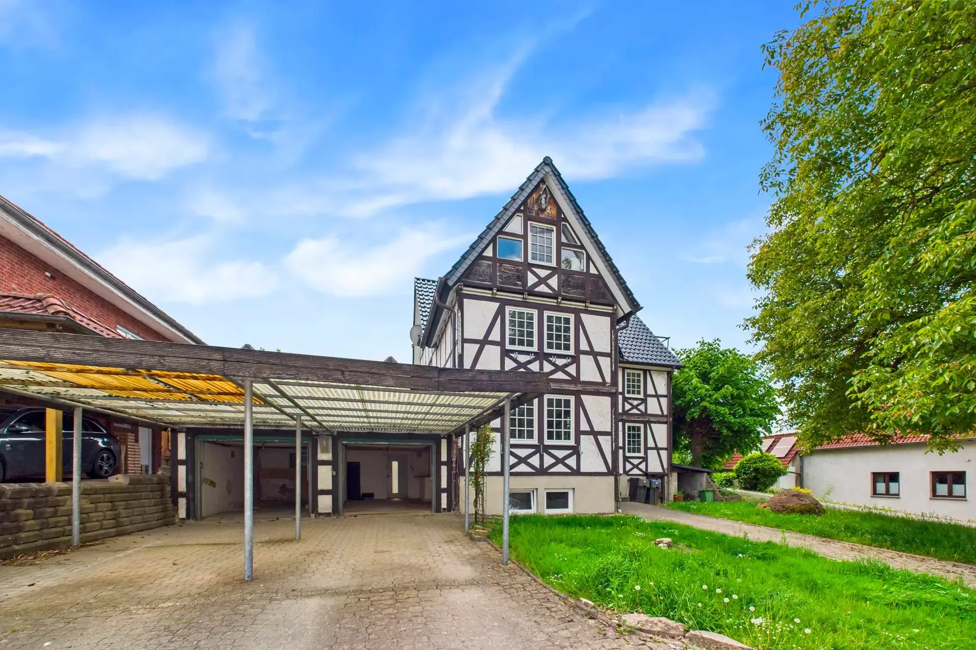 Rustikales Mehrfamilienhaus mit vier Eigentumswohnungen in Warstein – Belecke